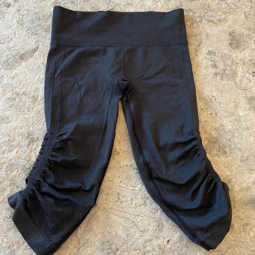 Lululemon size 6 black crops